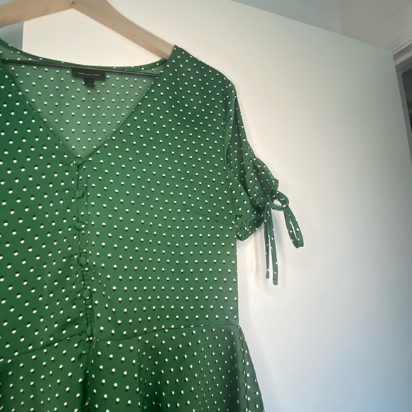 Who What Wear Green Polkadot Short Sleeve Top - Picture 4 of 7